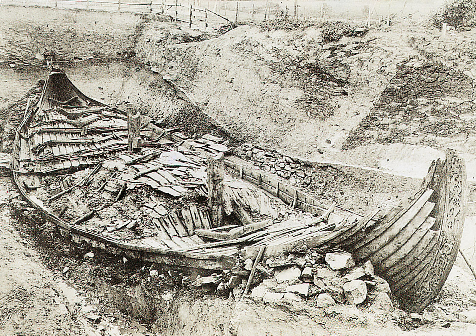 Osebergskipet under utgraving. 1904. Foto: Mittet