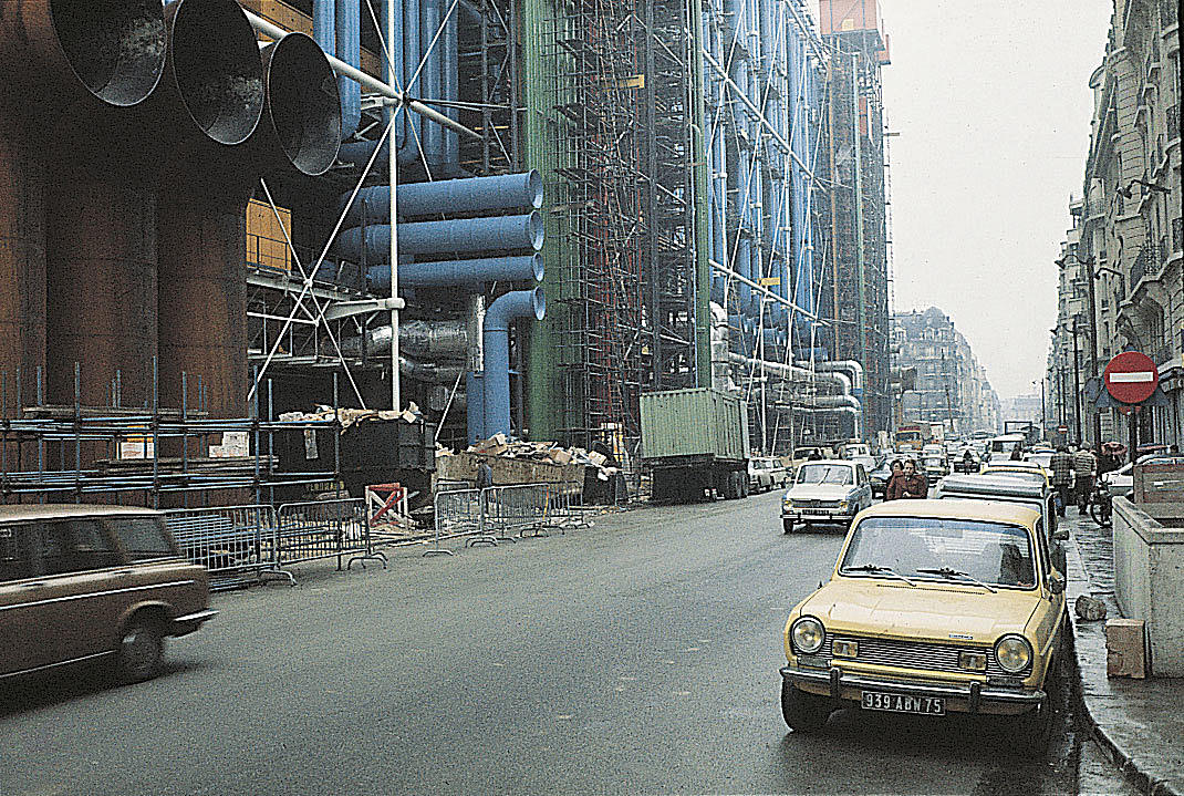 De moderne bygg omslutter menneskene som kuvøser, men teknikken har sjelden fungert slik den var forutsatt. Baksiden av Centre Pompidou i Paris. Arkitekter: Piano og Rogers