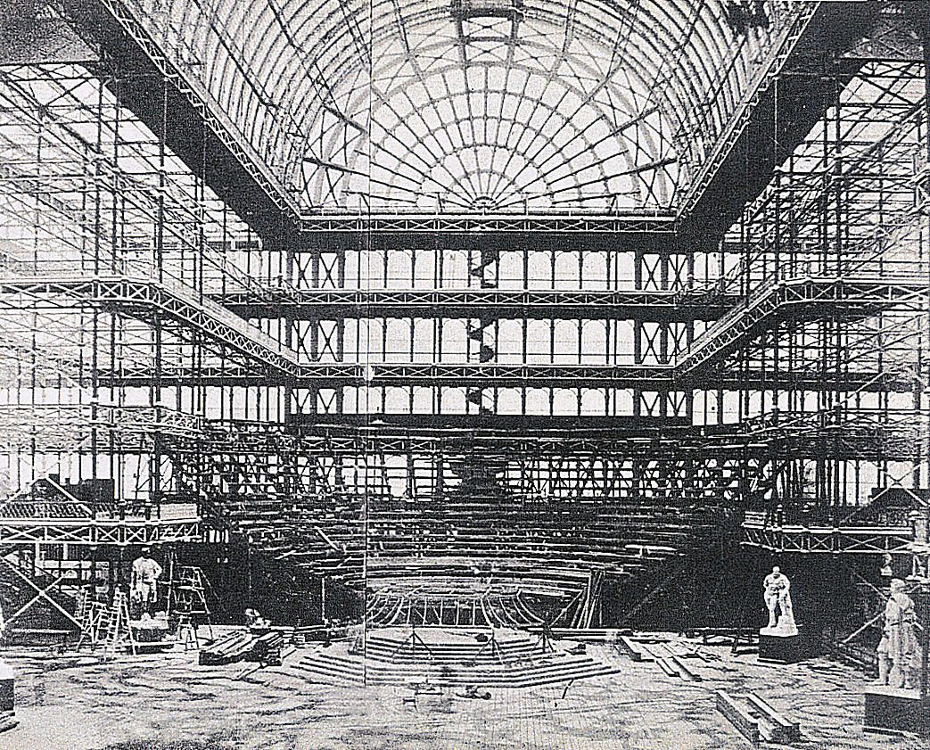 Crystal Palace i London, 1851 ble et symbol på menneskenes evne til å legge under seg naturen ved å ta kull og jernmalm ut av grunnen og med disse råvarene skape dette storslagne, kunstig klimatiserte rom.