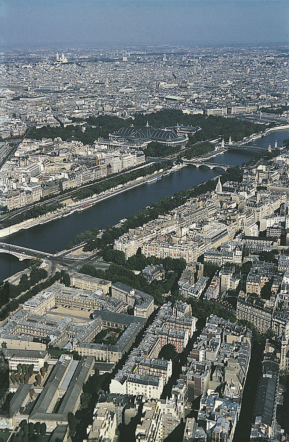 Storbyene i alle verdensdeler vokser som tepper utover i omgivelsene. Paris 1968.