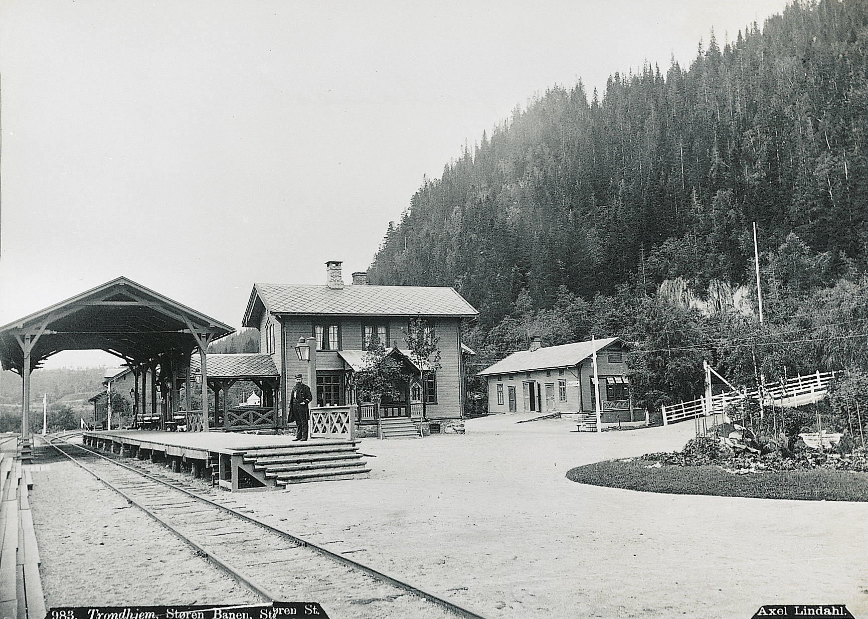 Til venstre: Støren jernbanestasjon – prosjektert og bygget i 1860-årene, fotografert i 1883. I sveitserstilens første fase var dette den offisielle byggestilen i tre. Sveitserstilen symboliserte det moderne Norge, og ble ofte benyttet av arkitekter, i for eksempel hoteller, jernbanestasjoner og de nye tettstedene. Arkitekt: G.A. Bull. Foto: Axel Lindahl. Riksantikvaren.