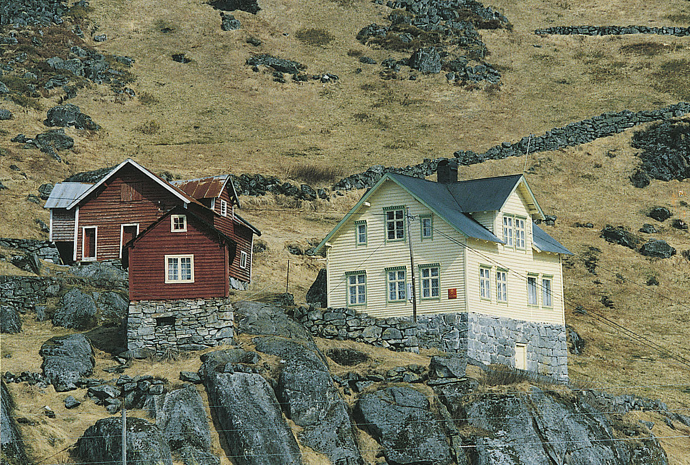 Vestlandsgård fra 1920-30-åra. I byggmesterhusene levde sveitserstilen videre i forenklete former. Dette er det populære midtpipehuset, med solid kjeller og i halvannen etasje, som slo an i brede lag av folket over hele landet. Den opprinnelig romantiske stilen som kom i bruk i borgerlige miljøer fra 1840-åra, var i mellomkrigstidens bygdenorge blitt det folkelige svaret på en rasjonell, moderne bolig. Foto: Pål Mork
