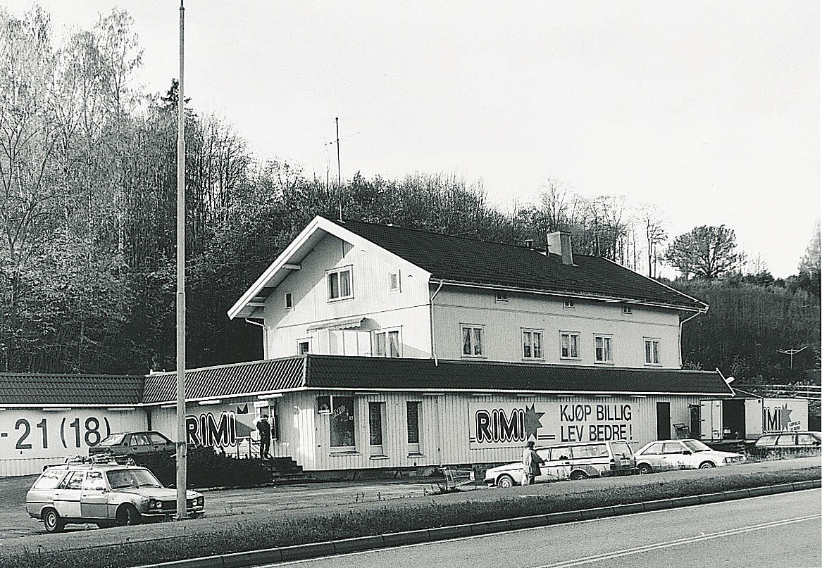 I en lang periode etter annen verdenskrig ble sveitserstilen mislikt av alle. De mange om- og påbygningene gir et klart uttrykk for slike holdninger. Sveitserstilen er på mange måter ekstrem i sine virkemidler, derfor er den også spesielt sårbar ved slike ombygninger. Foto: Arthur Sand, IKS, Universitetet i Oslo.