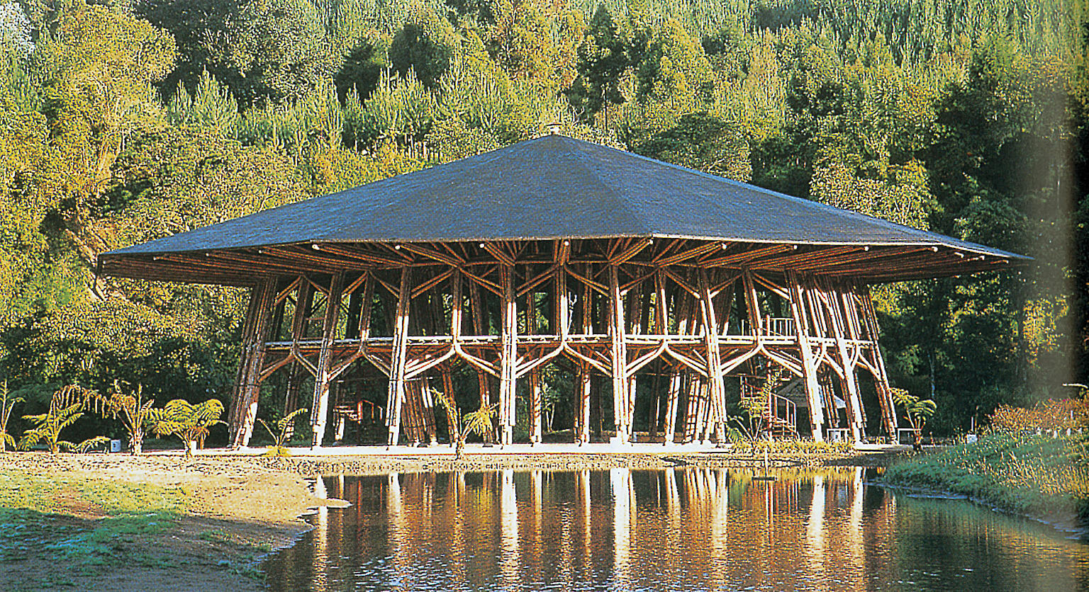 Prototyp for paviljong i bambus til verdensutstillingen i Hannover i 2000. Arkitekt: Simon Velez.