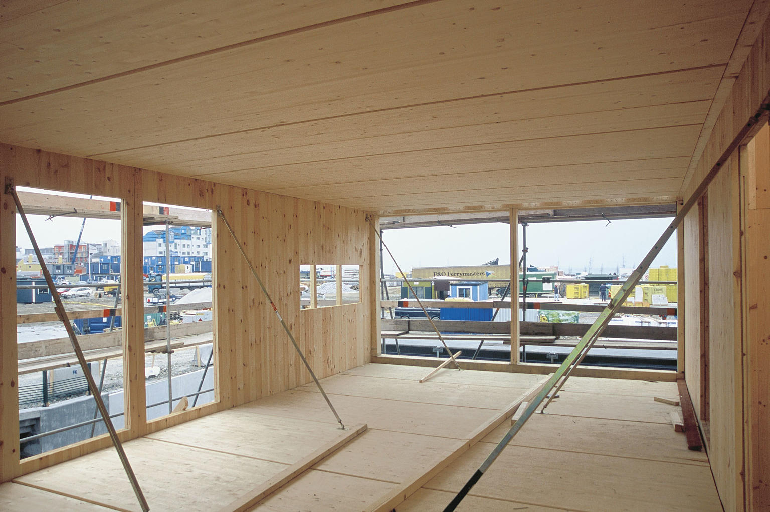 Hus i massivtre på utstillingen Bo 01 i Malmö 2001. Arkitekt: Bjørn Larsen. Foto: arkitekten