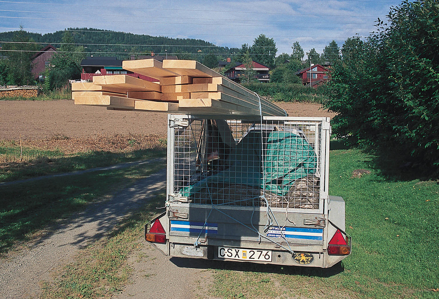 Planker til vegger for kompost og stein kjøpes inn.
