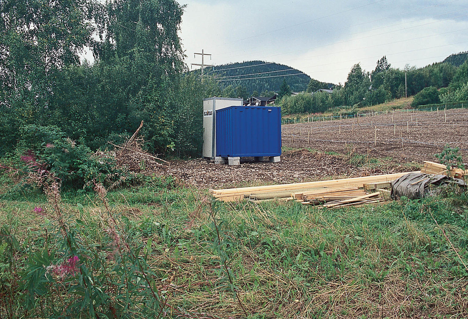 En verktøysbod, en blå kontainer på 180 x 185 cm er bestilt og har ankommet.