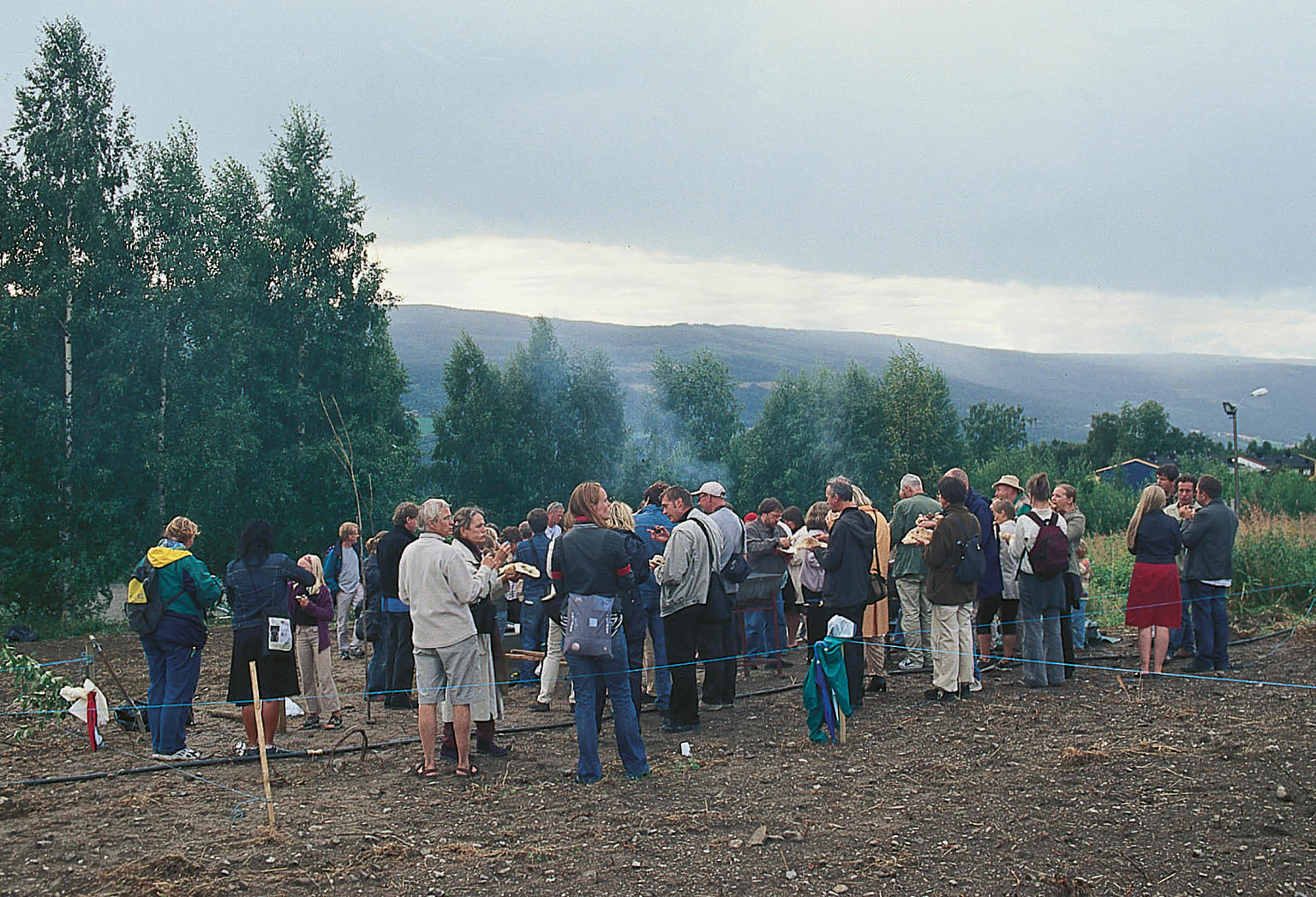 Kunstsamfunnet er kommet til vernissagen den 16. august.