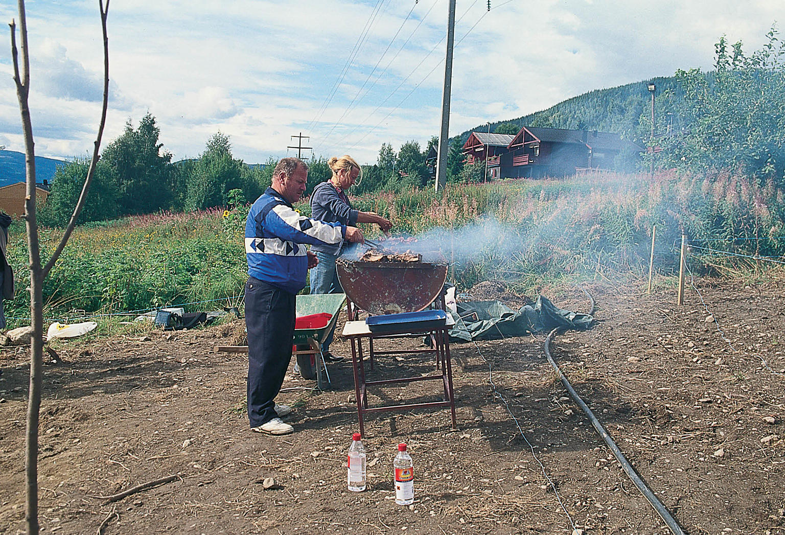 Grillingen pågår hele ettermiddagen på to innlånte provisoriske griller.