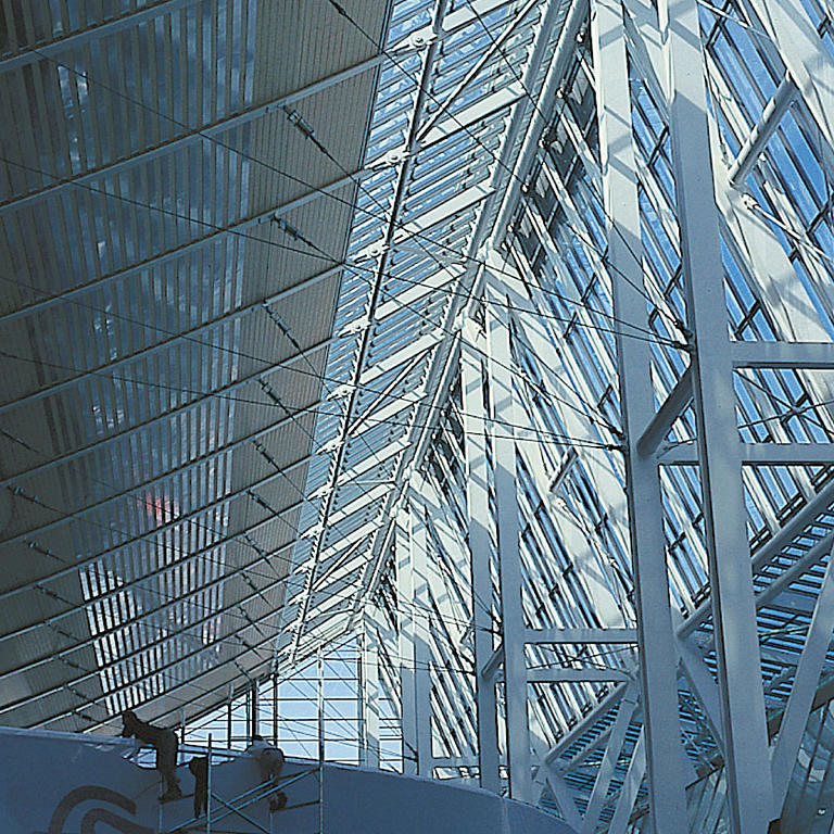 Messehall, Hannover, Tyskland. Arkitekt: Thomas Herzog. Takformene innefra, utformet for optimal dagslysspredning. Foto: IHA