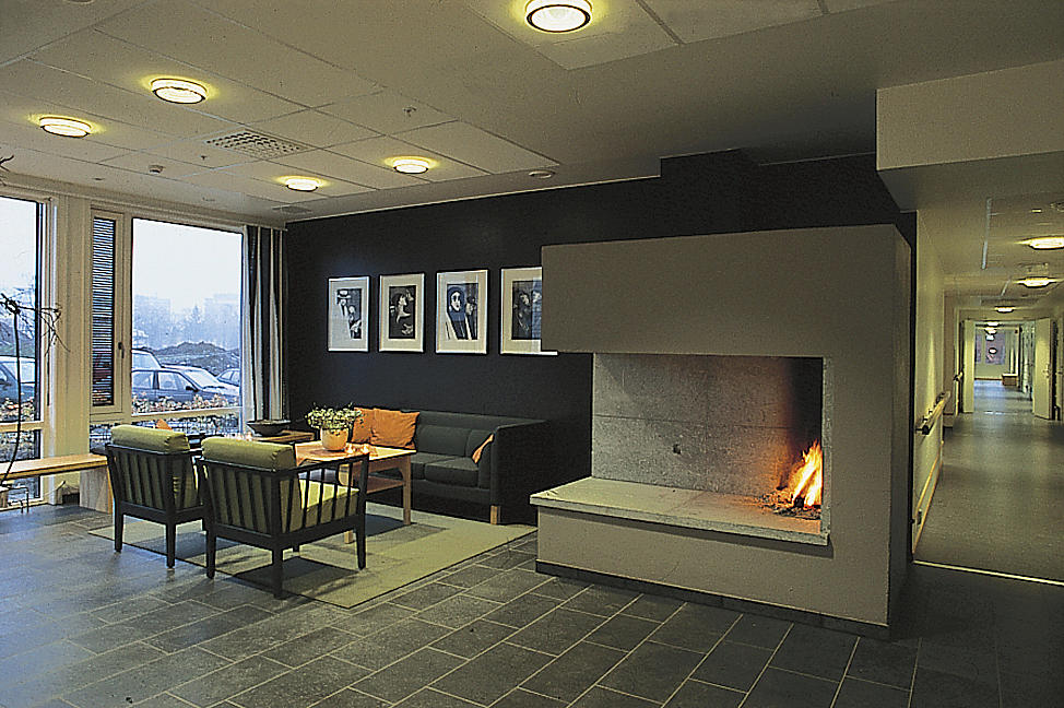 Resepsjonsområdet med peisen er et viktig stemningsskapende element.
The reception area with the fire place is important to -create a welcoming atmosphere.