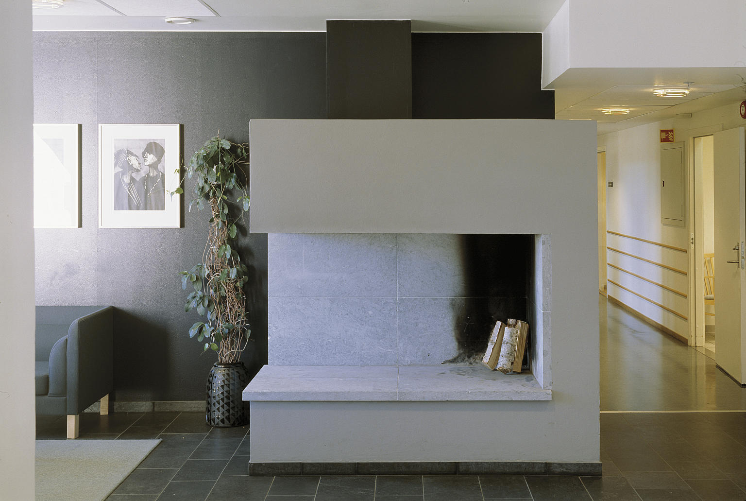 Resepsjonsområde med peis.