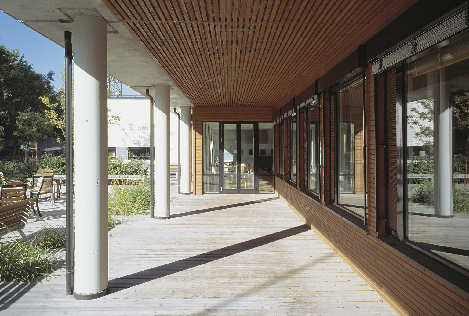 Delvis overdekket terrasse foran matsal.