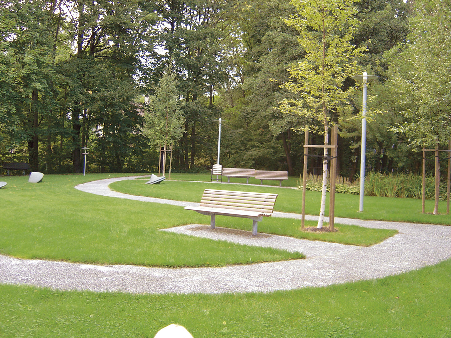 Stiene i parken gir rulle- og gåstoltilgjengelighet.