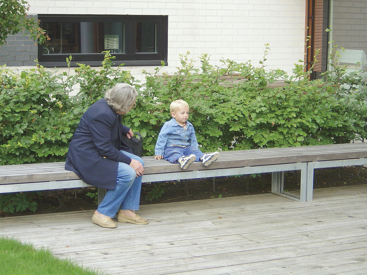 Benk på uteterrassen.