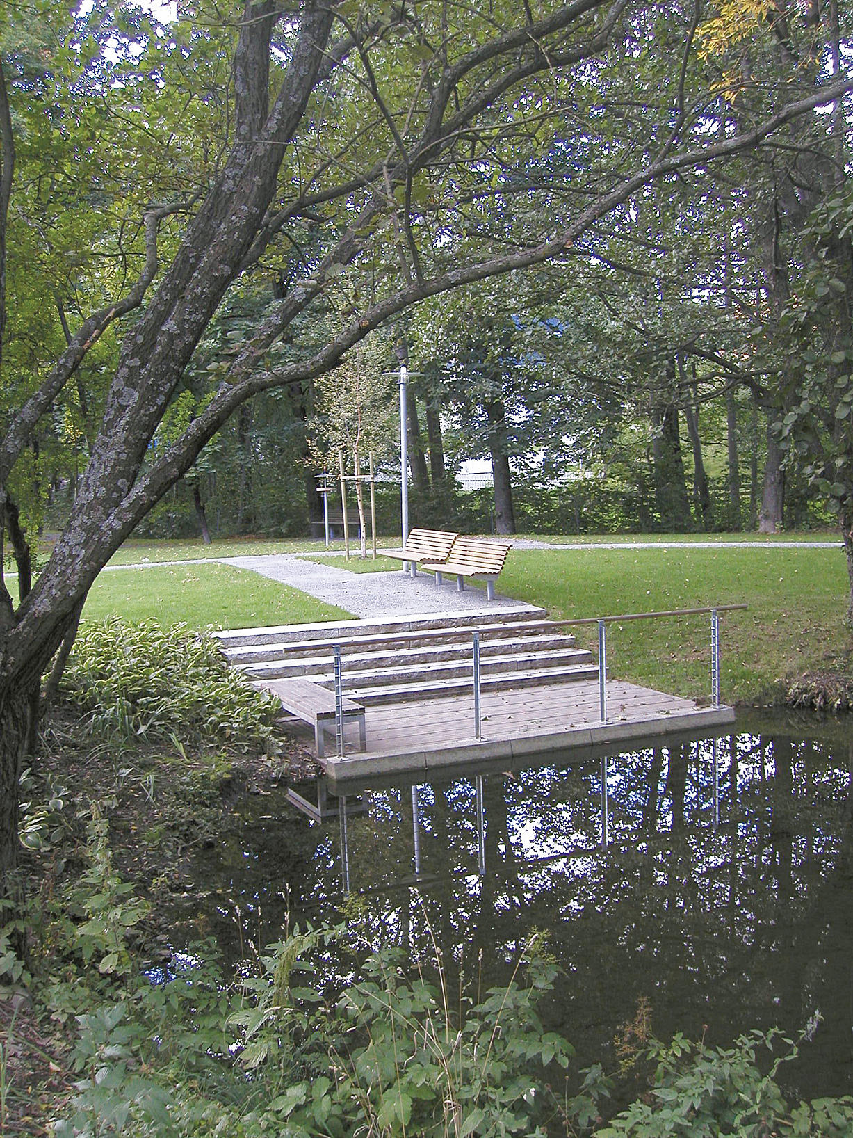 Benkested ved bekken.