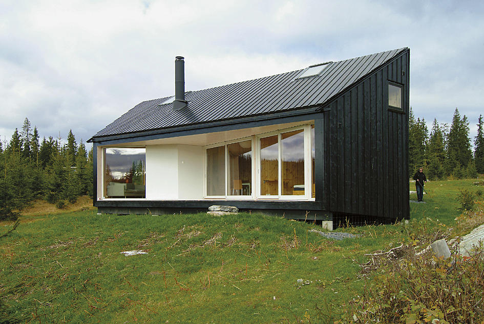 Jarmund/Vigsnæs AS Arkitekter MNAL: Hytte i Nord-marka. Innlegg om byggeskikk: Fargekode i svart-hvitt og bygningens henvendelse over vannet forfølger lokal tradisjon. Foto: Nils Petter Dale