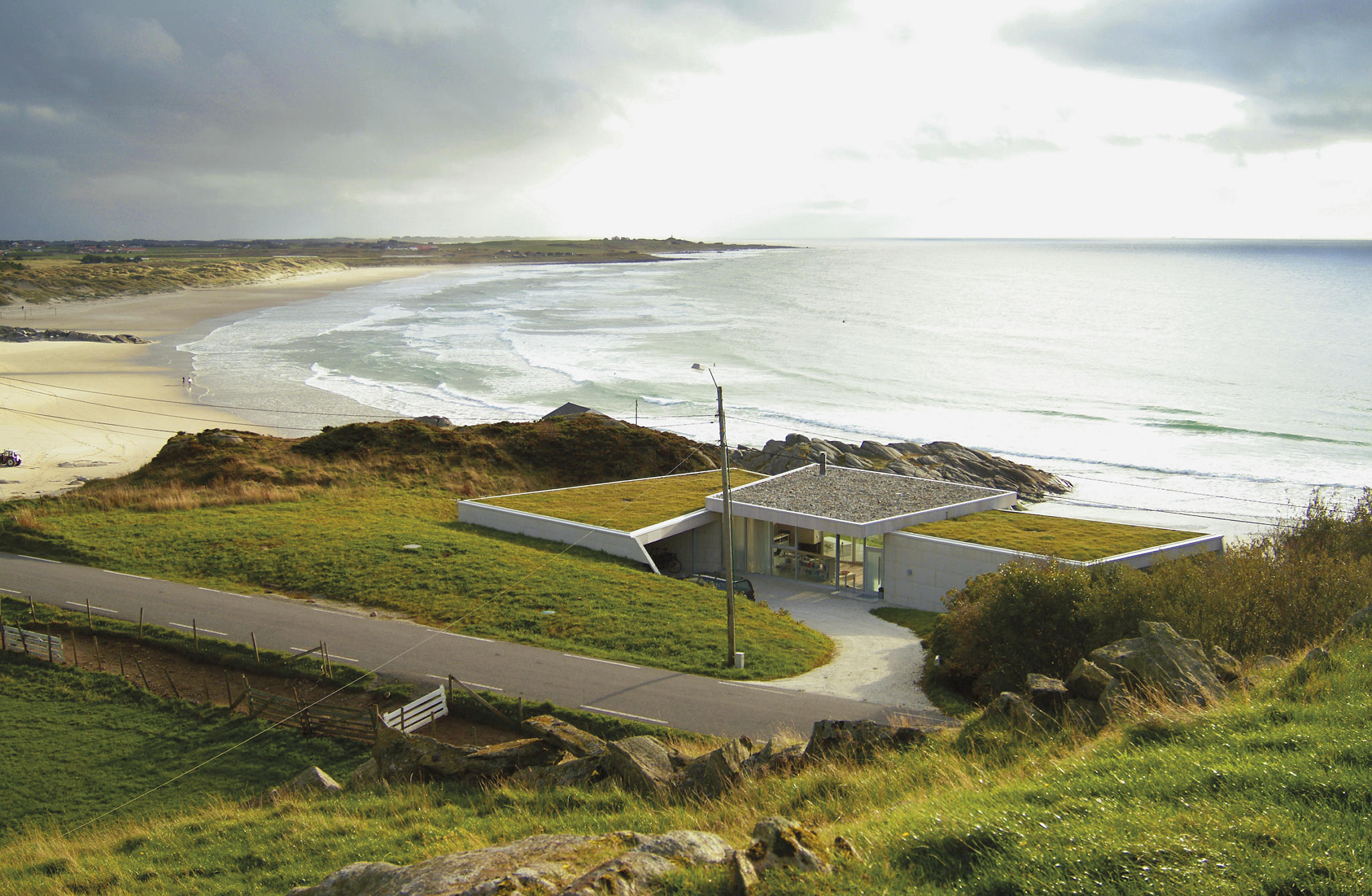Jarmund/Vigsnæs AS Arkitekter MNAL: Enebolig Jæren. Erstatningsboligens utforming styrker offentlighetens interesser. Sett fra veien er huset plassert lavere enn horisontlinjen Foto: Nils Petter Dale