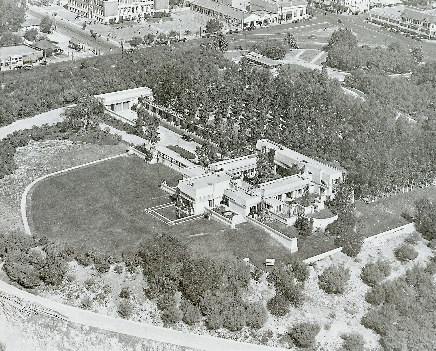 Frank Lloyd Wright: Hollyhock House, Los Angeles. 1917. Foto: Neil Levine: The architecture of Frank Lloyd Wright, Princeton university press 1996. Security pacific historical photograph collection/los angeles public library.