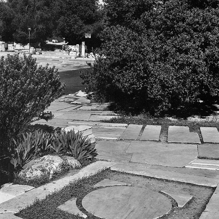Akropolis med Parthenon-tempelet og gangveiene nedenfor. Foto: Hélène Binet, fra AA files nr. 20, autumn 1990. s. 57 og 59