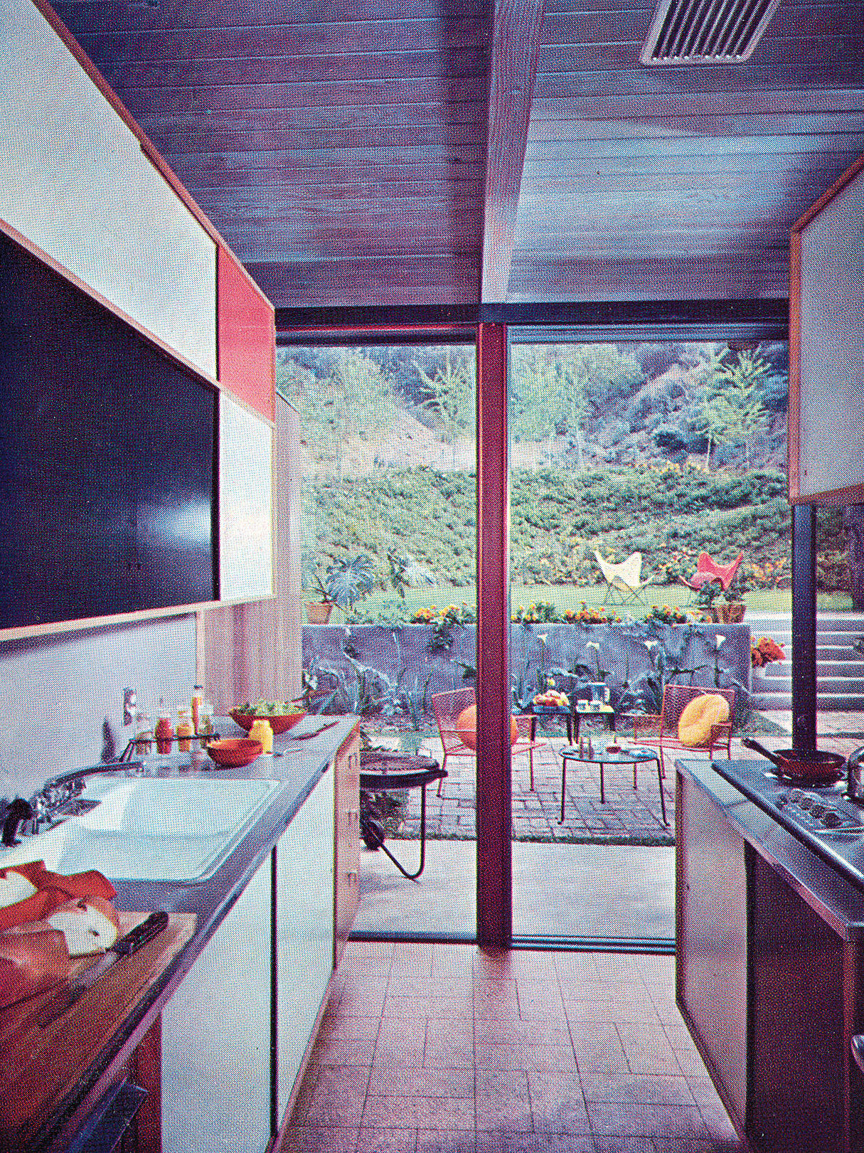 Stålsøylen i Craig Ellwoods hus, nr. 16 (1951). Norberg-Schulz malte stålet i huset sitt i den samme fargen.