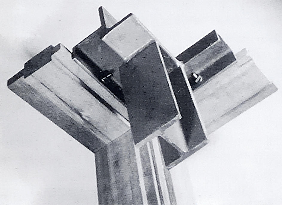 Norberg-Schulz og Korsmo forsøkte å få trebygningen til å se ut som en stålkonstruksjon ved å vise aksonometriske diagrammer og fullskalamodeller av ståldetaljene. Foto: fra byggekunst nr. 7, 1955, s. 172.