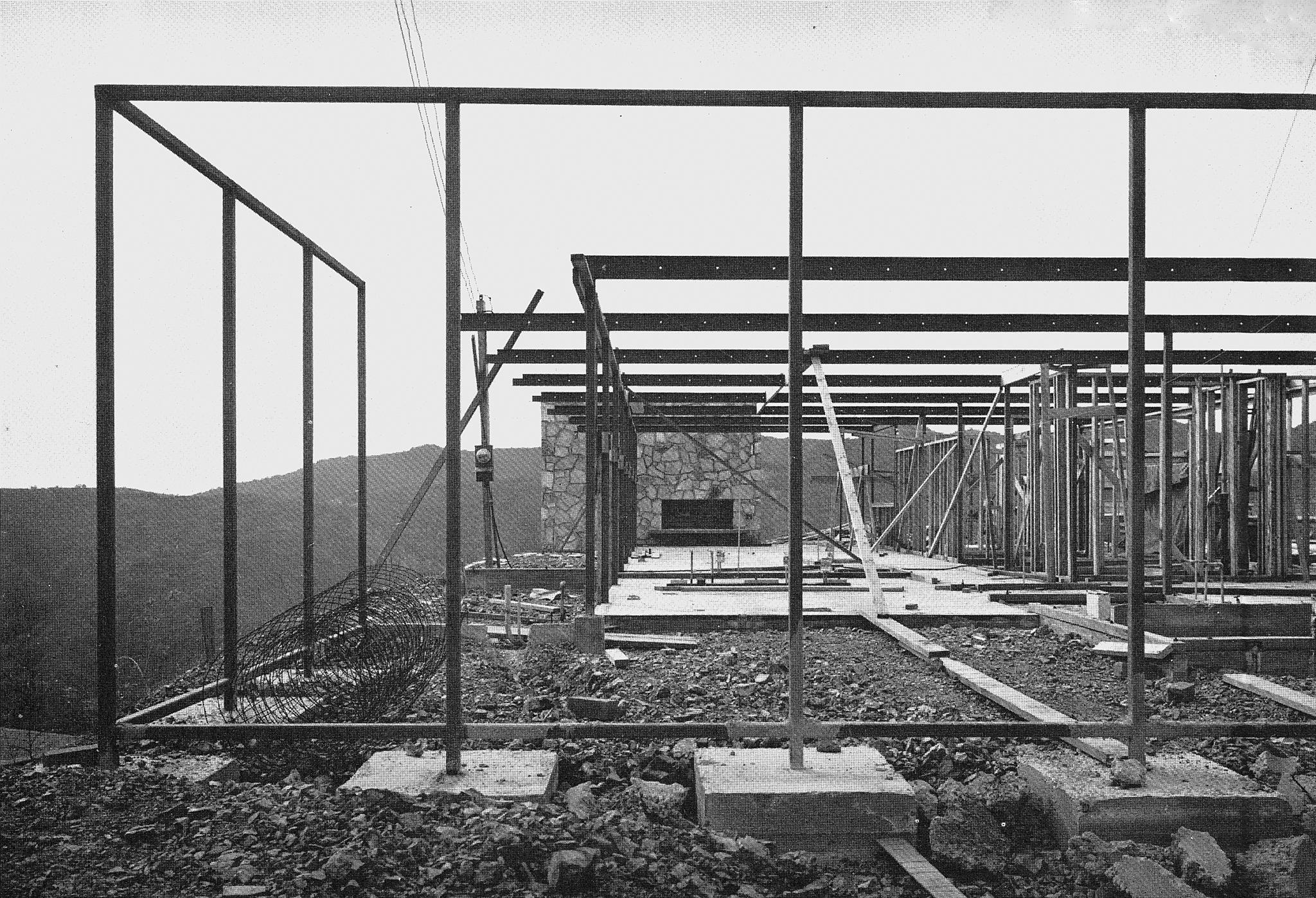 Stålkonstruksjonen i Craig Ellwoods Case Study House nr. 16 (1951) under bygging. Publisert i Arts and Architecture. Foto: Arts and Architecture