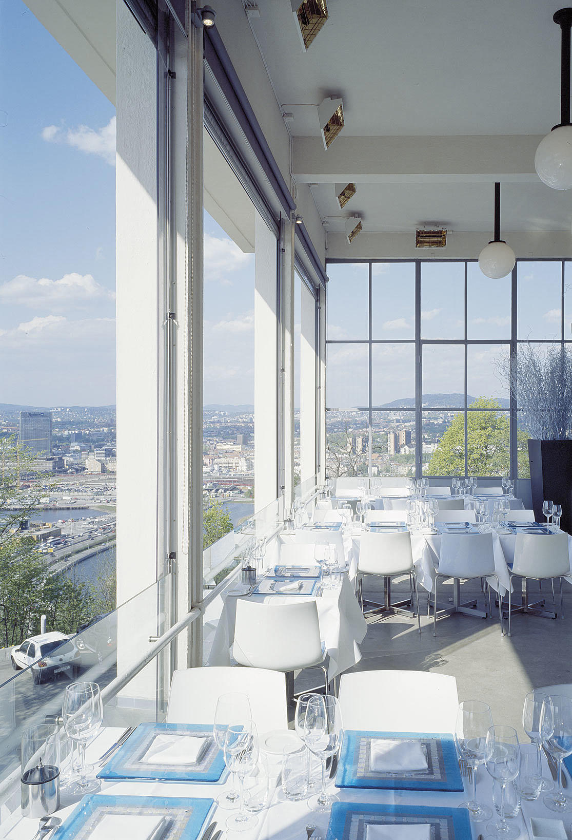 Terrassen med utsikt over byen.