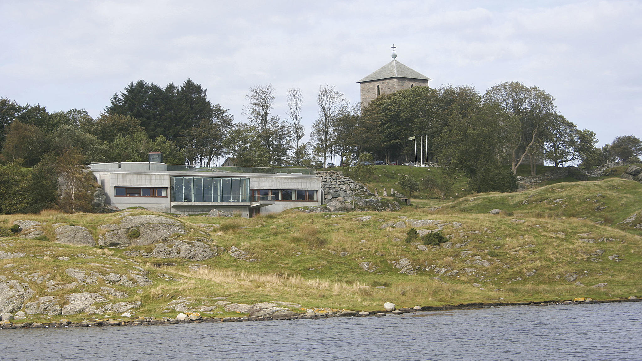 Bygget og kirken.