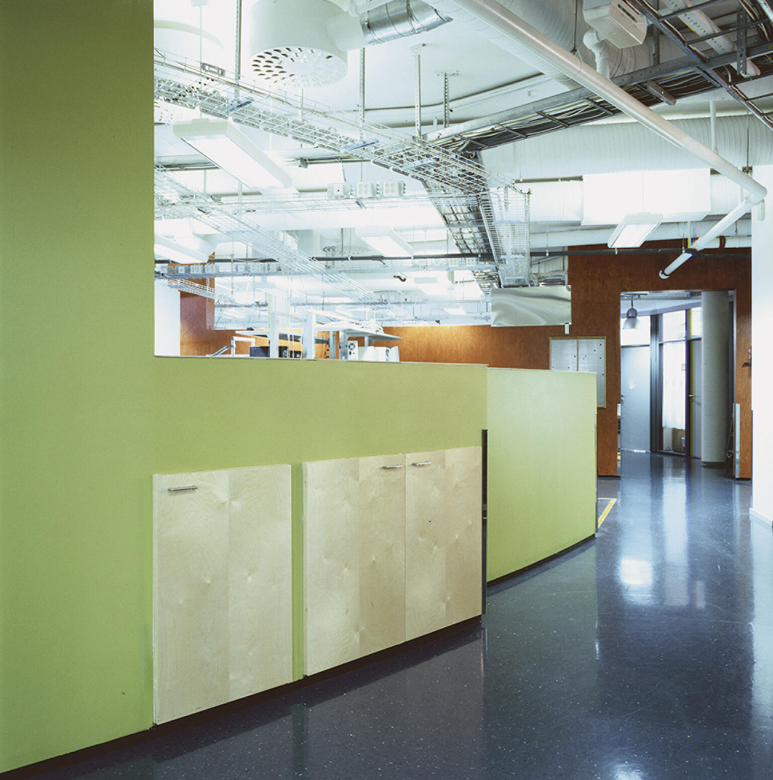 Sterke farger preger de nye møbelelementene.