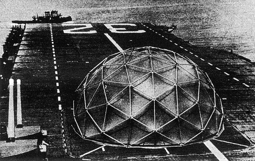 Richard Buckminster Fullers kuppelhall klar til bruk på hangarskipet U.S.S. Leyte i 1957. Fuller hentet flere ideer om forvaltning av verdens økologiske ressurser fra sin viktigste klient, den amerikanske marine. Fra Fuller, Ideas and Integrities, 1963.