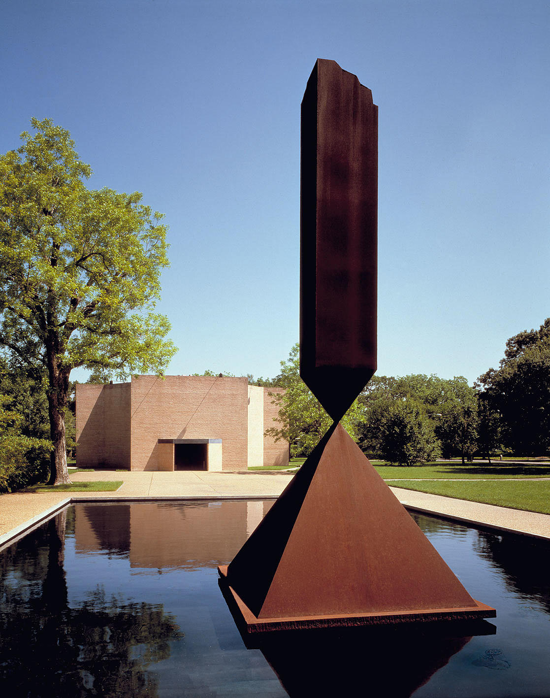 Rothko-kapellet, eksteriør med Barnett Newmans skulptur «The Broken Obelisk». Foto: Hickey-Robertson. the Rothko chapel, Houston