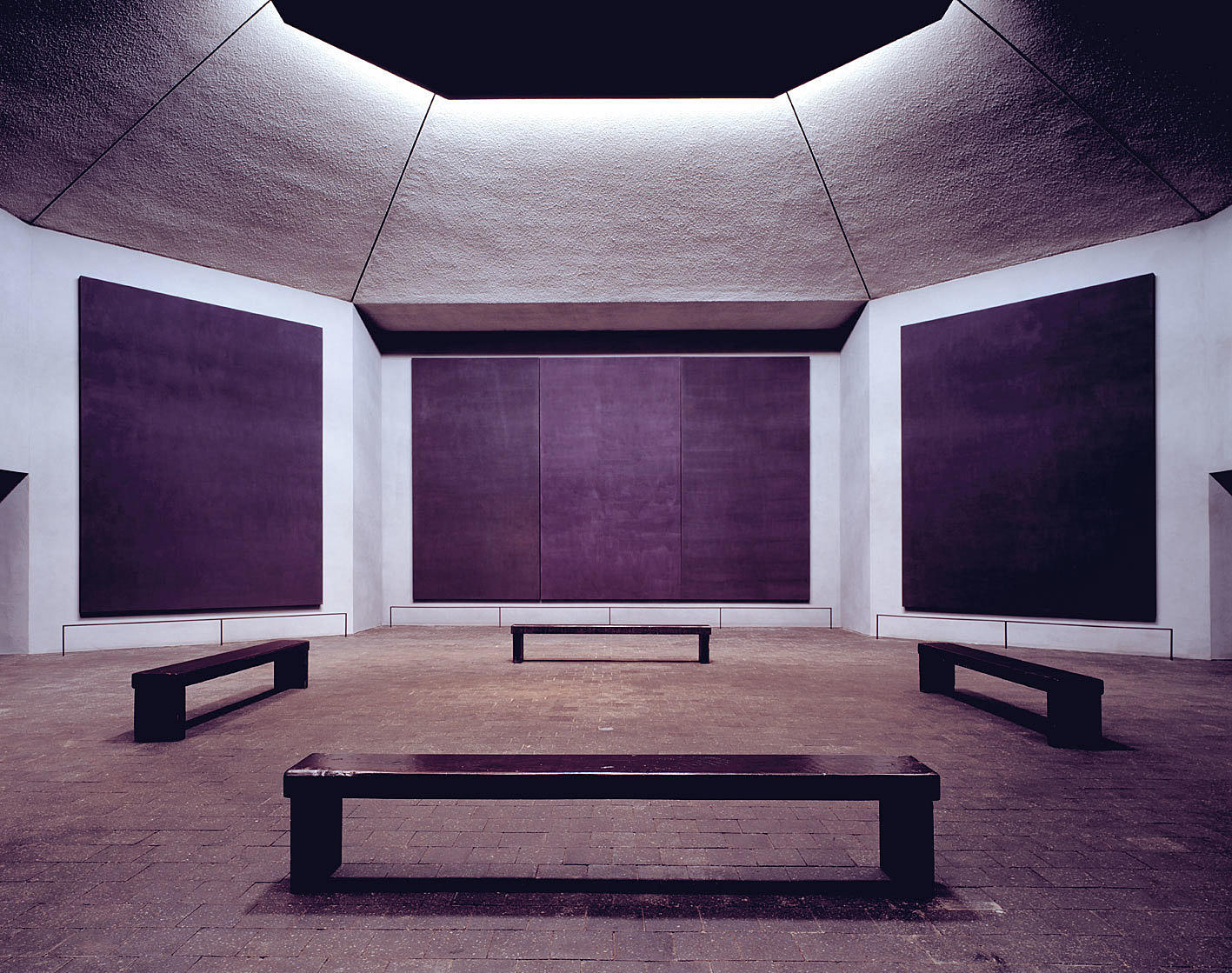 Rothko-kapellet, Houston, Texas. Interiør med malerier av Mark Rothko. Arkitekter: Rothko samarbeidet med Philip Johnson om planene. Howard Barnstone and Eugene Aubry ferdigstilte bygget i 1971. Foto: Hickey-Robertson. the Rothko chapel, Houston