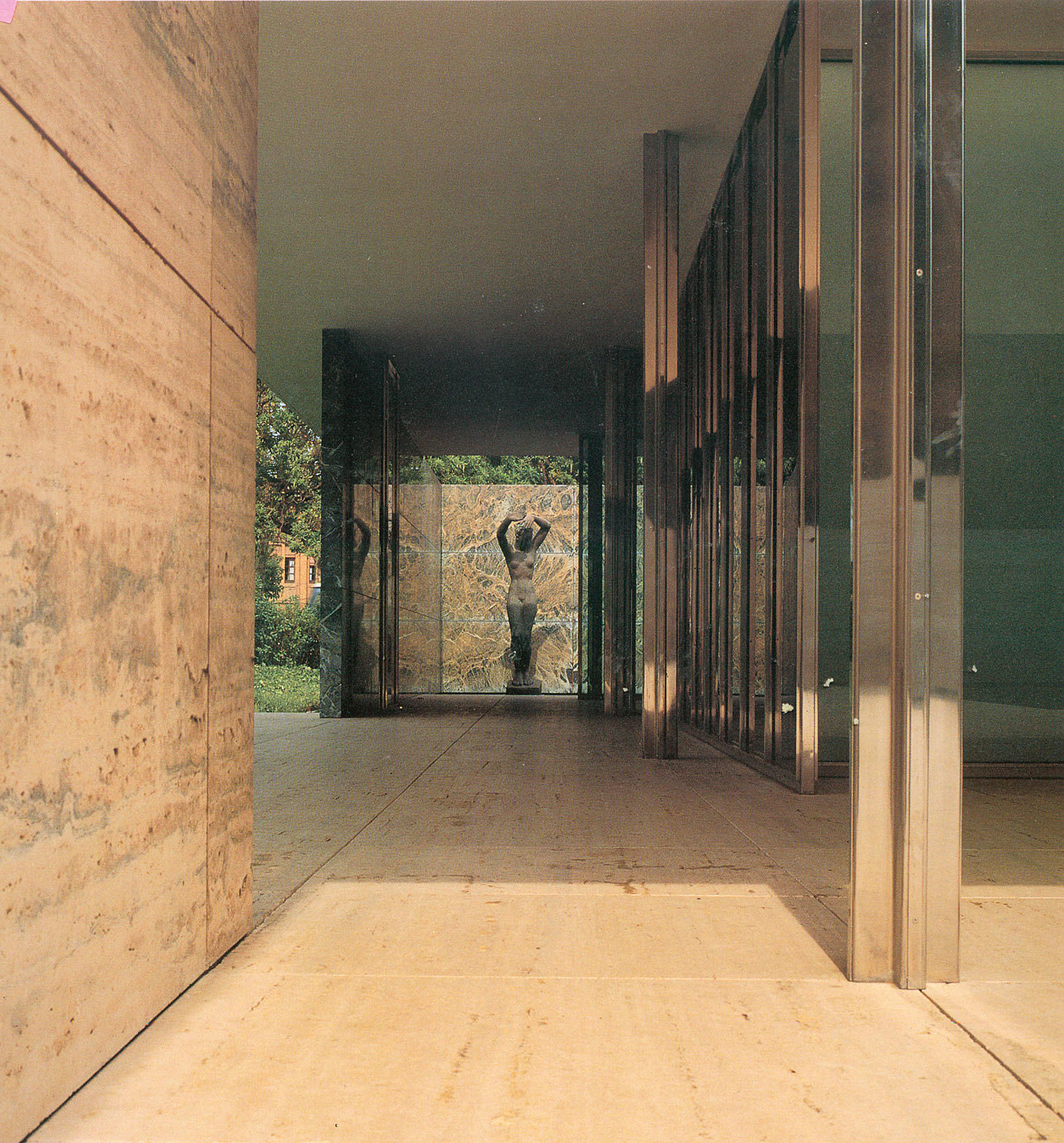 Barcelona-paviljongen (1929) med statuen av Georg Kolbe. Rekonstruksjon fra 1986. Mies van der Rohe. Foto: Solà-Morales, Cirici, Ramos: Mies van der Rohe – Barcelona Pavilion. Editorial Gustavo Gili, 1993.