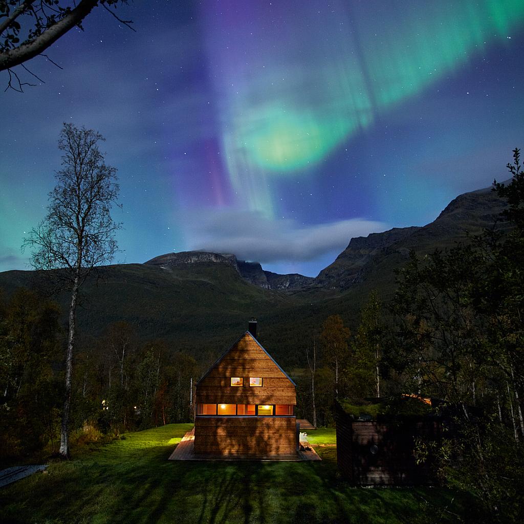 Hytte Laksvatn i nordlyset. Foto: André Severin Johansen