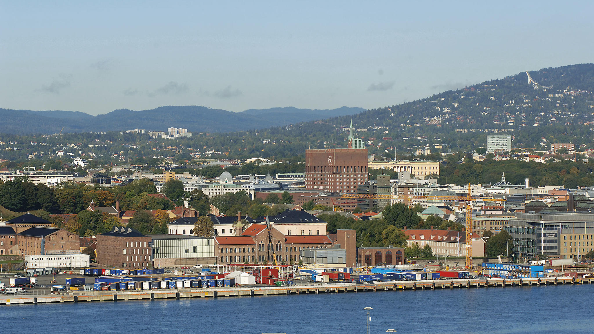 Nedre festningsområde og ledelsesbygget sett fra sjøsiden.