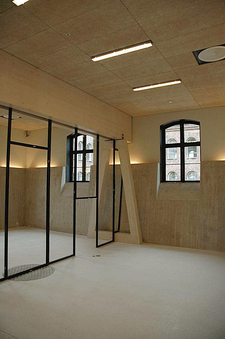 Trekonstruksjonen og forstøtningsmurer i betong, Bygning 53.