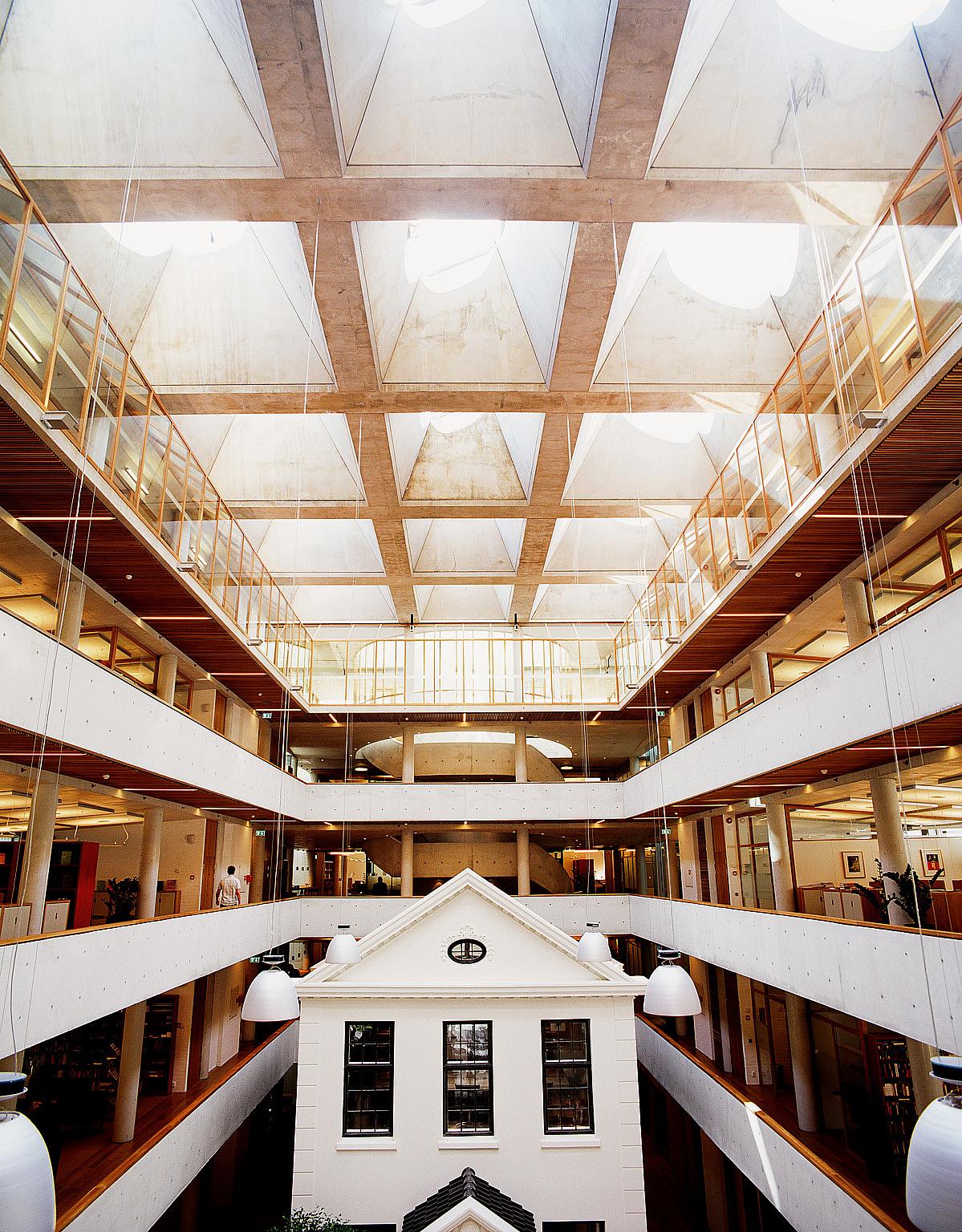 Fra atriet, med overlys gjennom betongpyramidene. Danskehuset i midten. Foto: Ivan Brodey