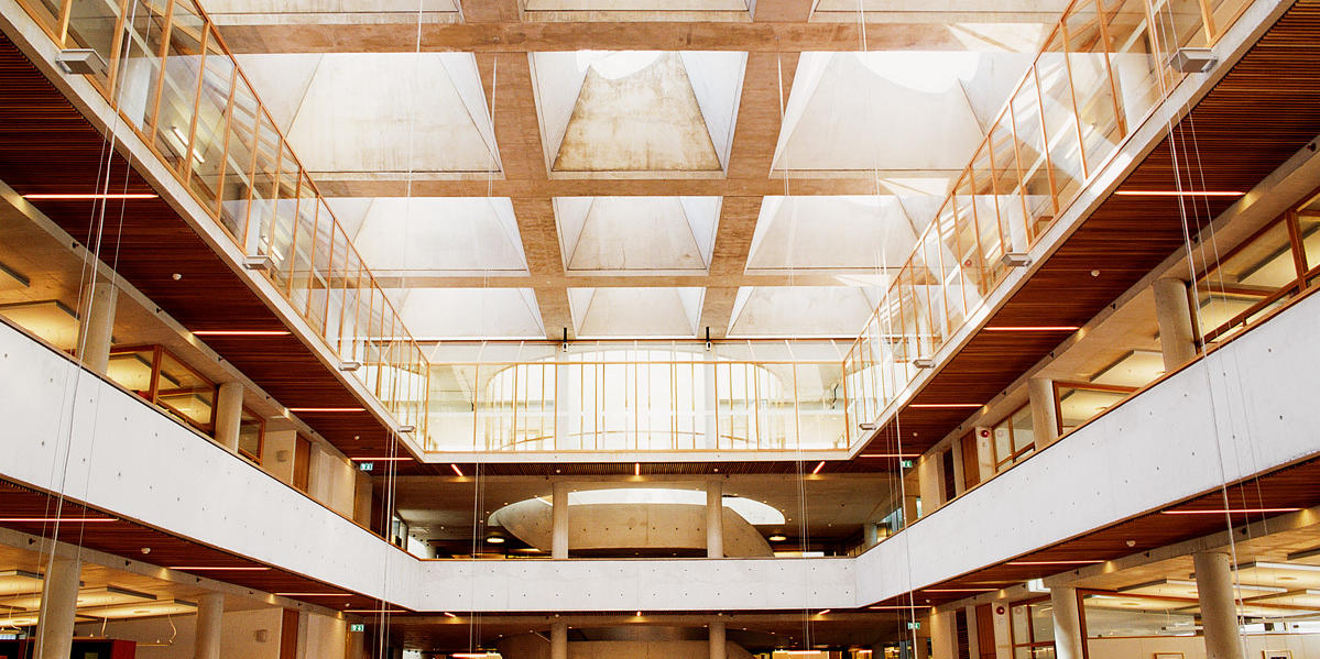 Fra atriet, med overlys gjennom betongpyramidene. Danskehuset i midten. Foto: Ivan Brodey