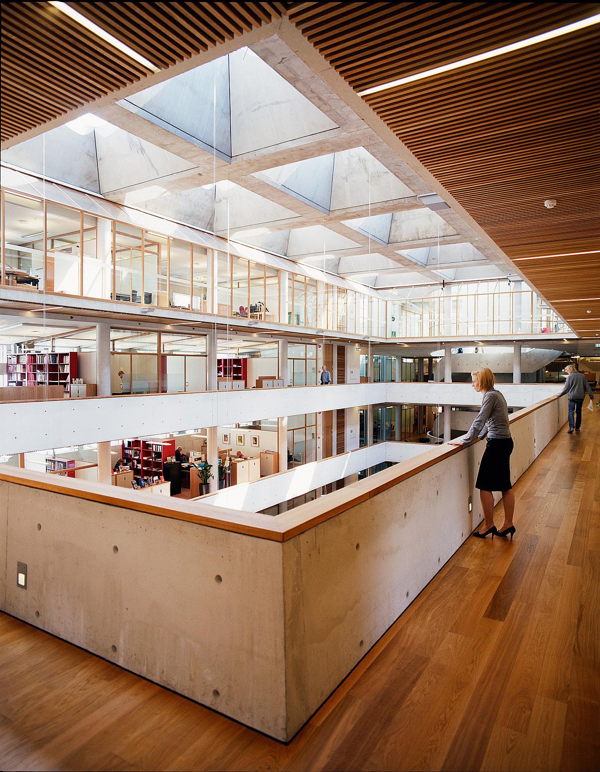 Atrium og galleri. Foto: Ivan Brodey