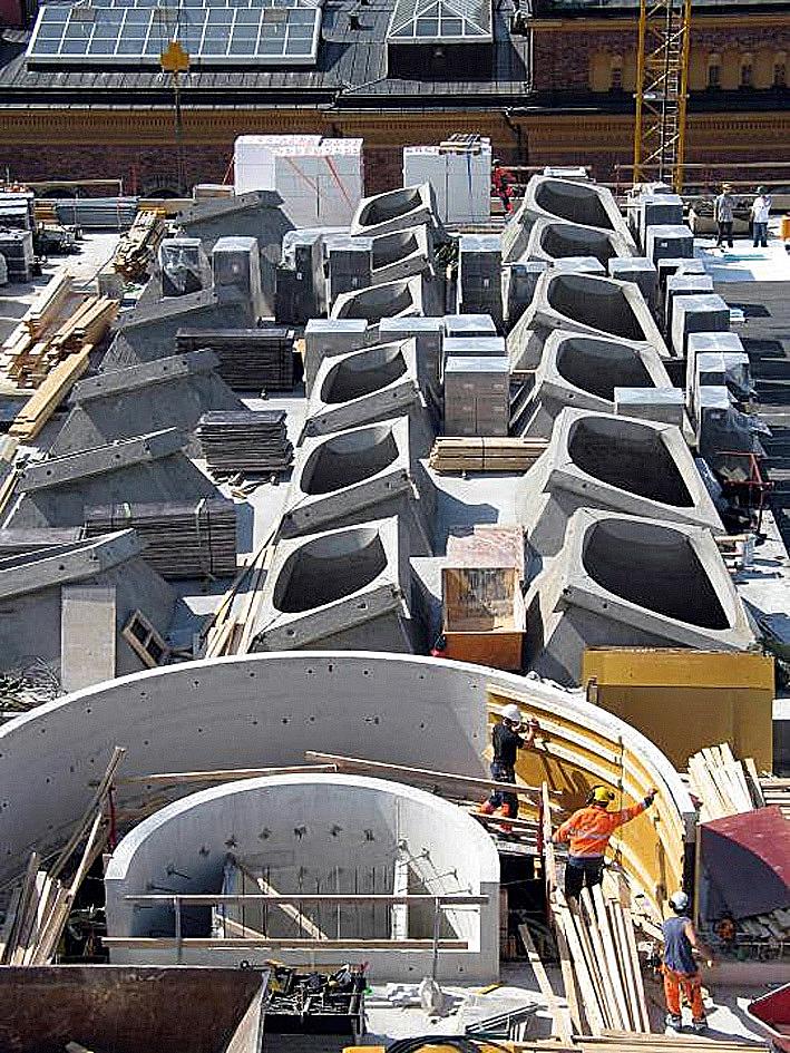 Betongpyramidene på taket og hovedtrapp under bygging.