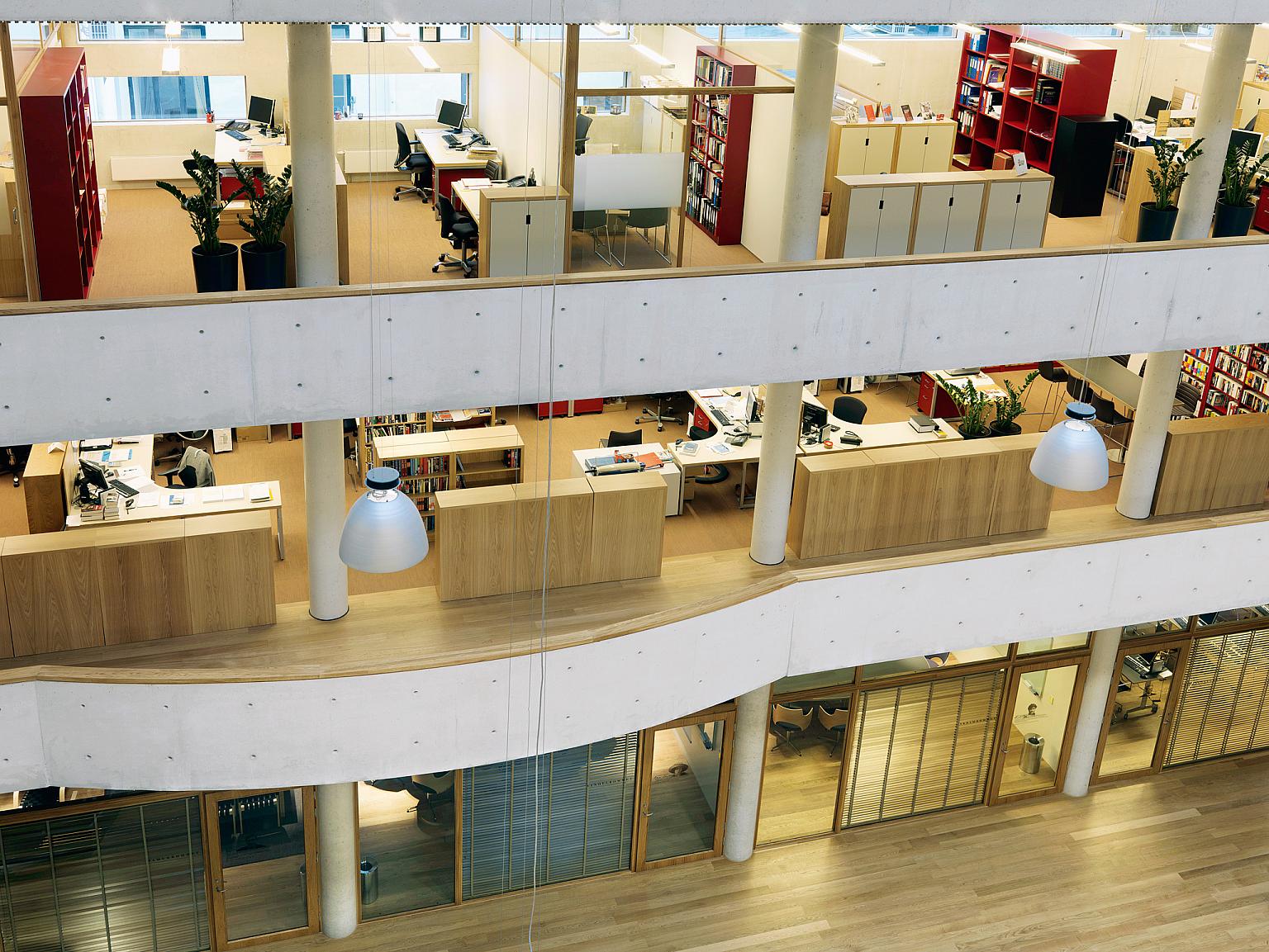 Fra atrium, mot kontorlandskapet.