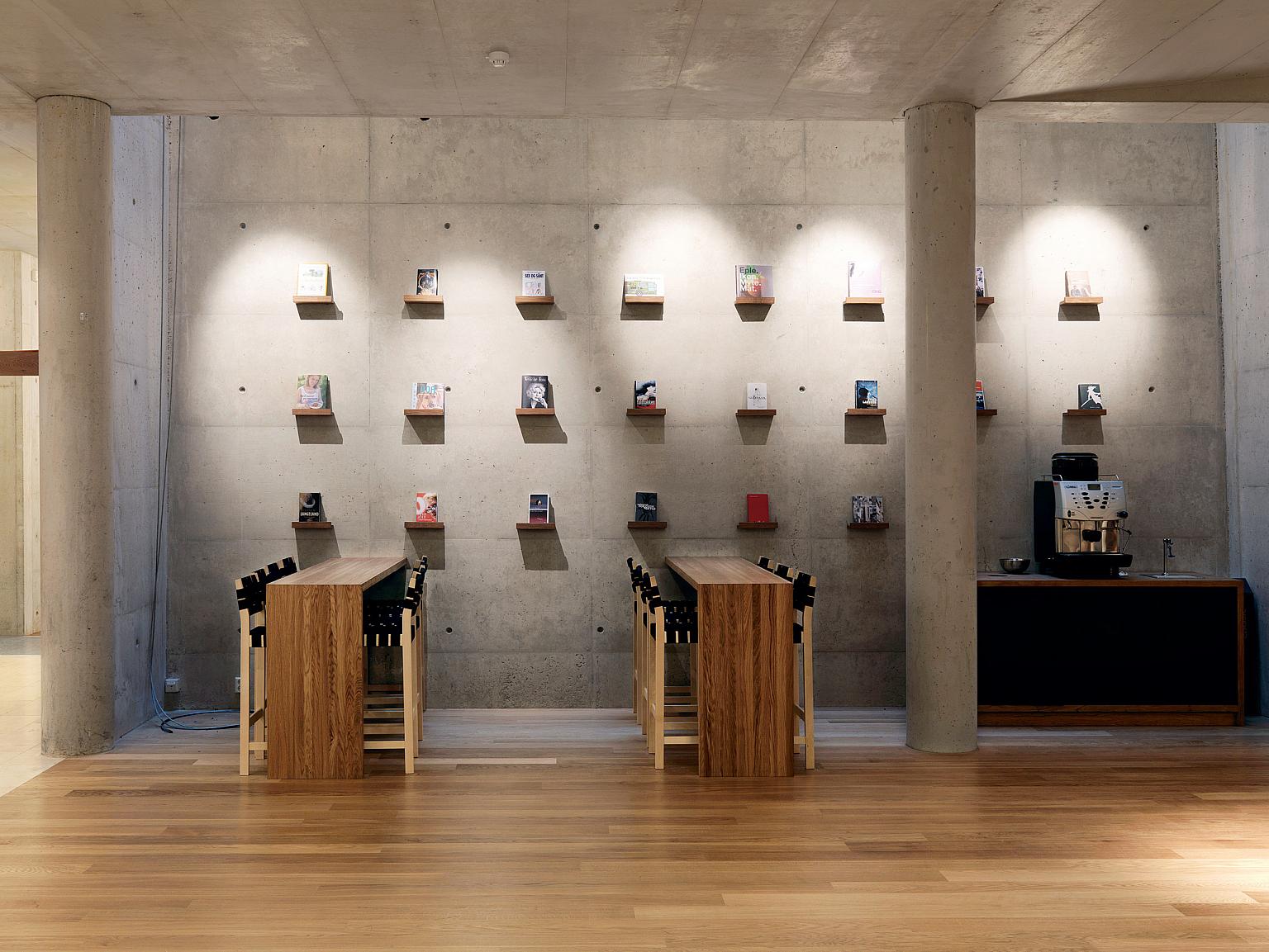 Utstilling og møteplass i foajeen.