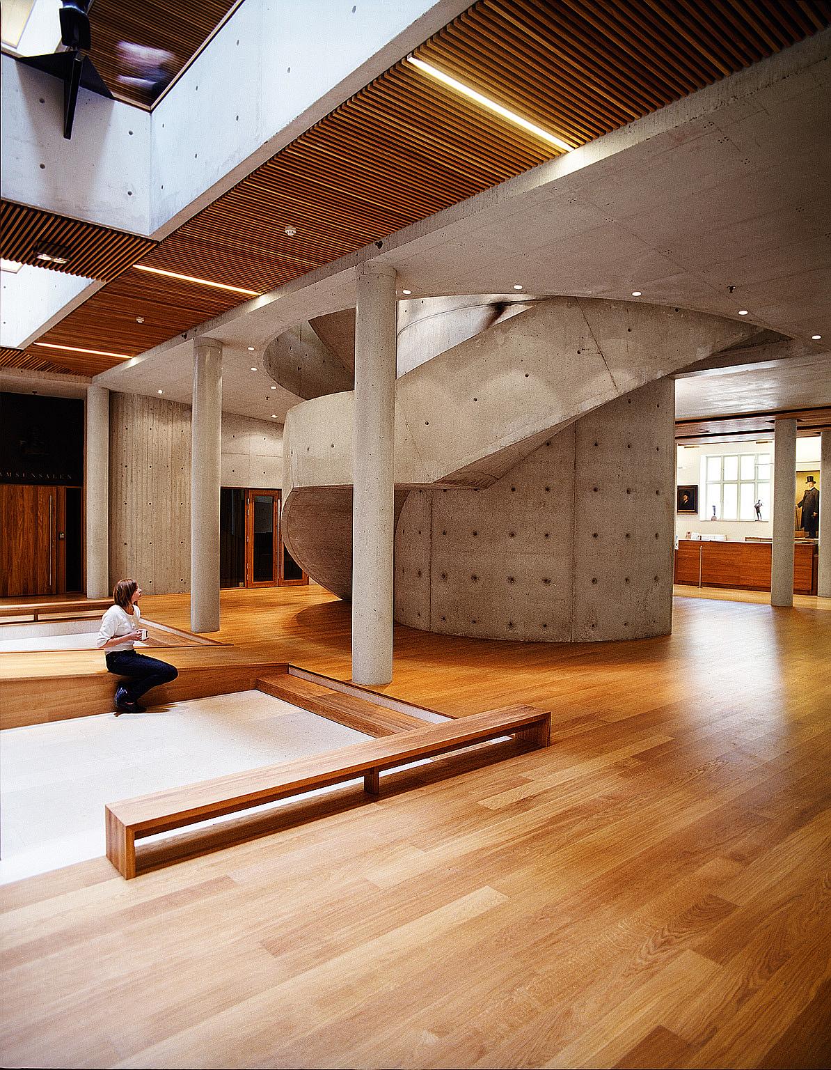 Fra atriet, mot hovedtrapp og servicetorg. Foto: Ivan Brodey