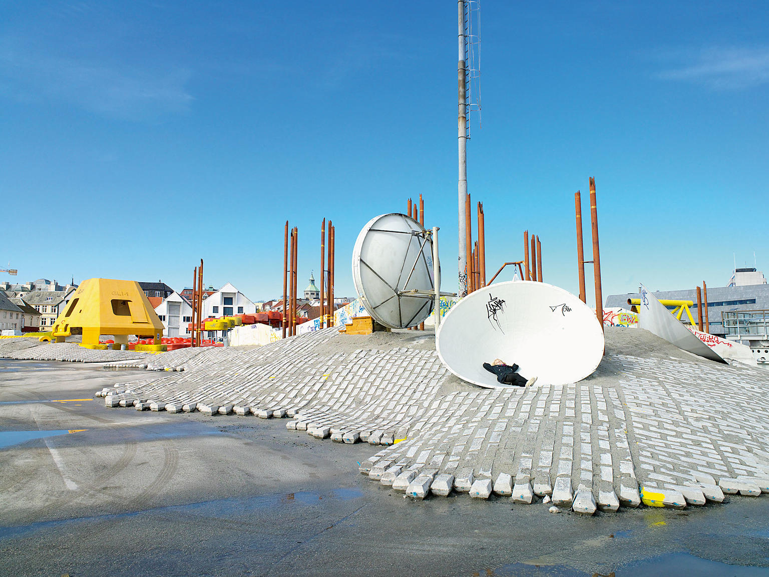 «Solhull» laget av
paraboldeksler.