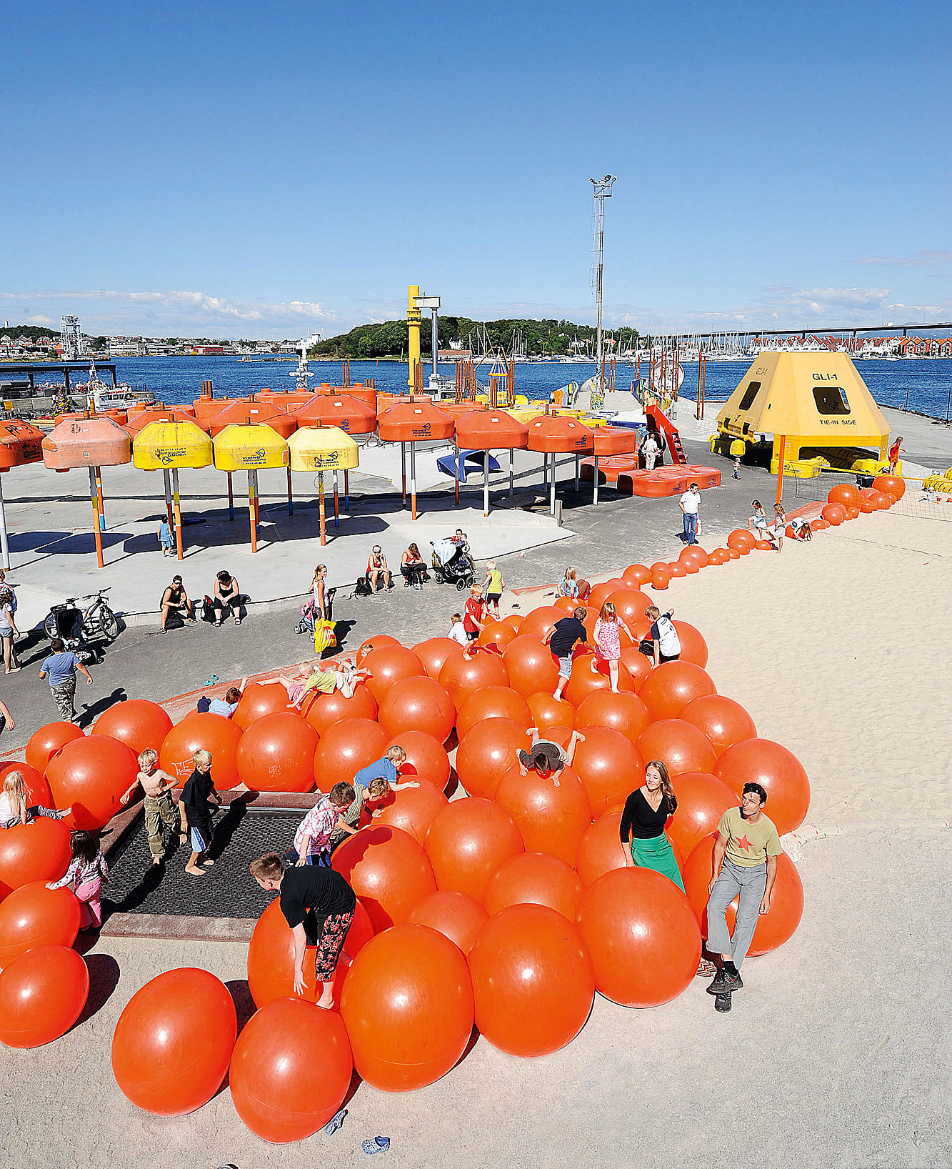 Hoppelandskap med trampoline. Arkitektene til høyre i bildet.