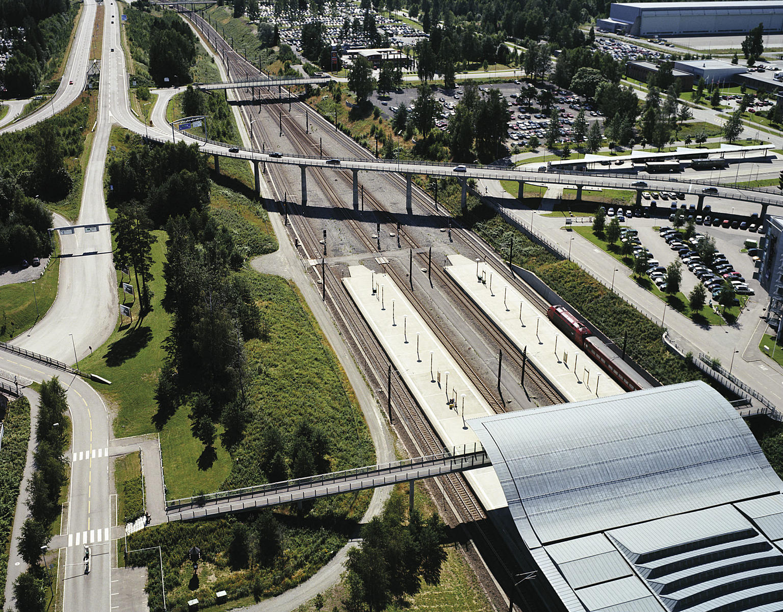 Togstasjonen sett fra kontrolltårnet. Foto: Ivan Brodey