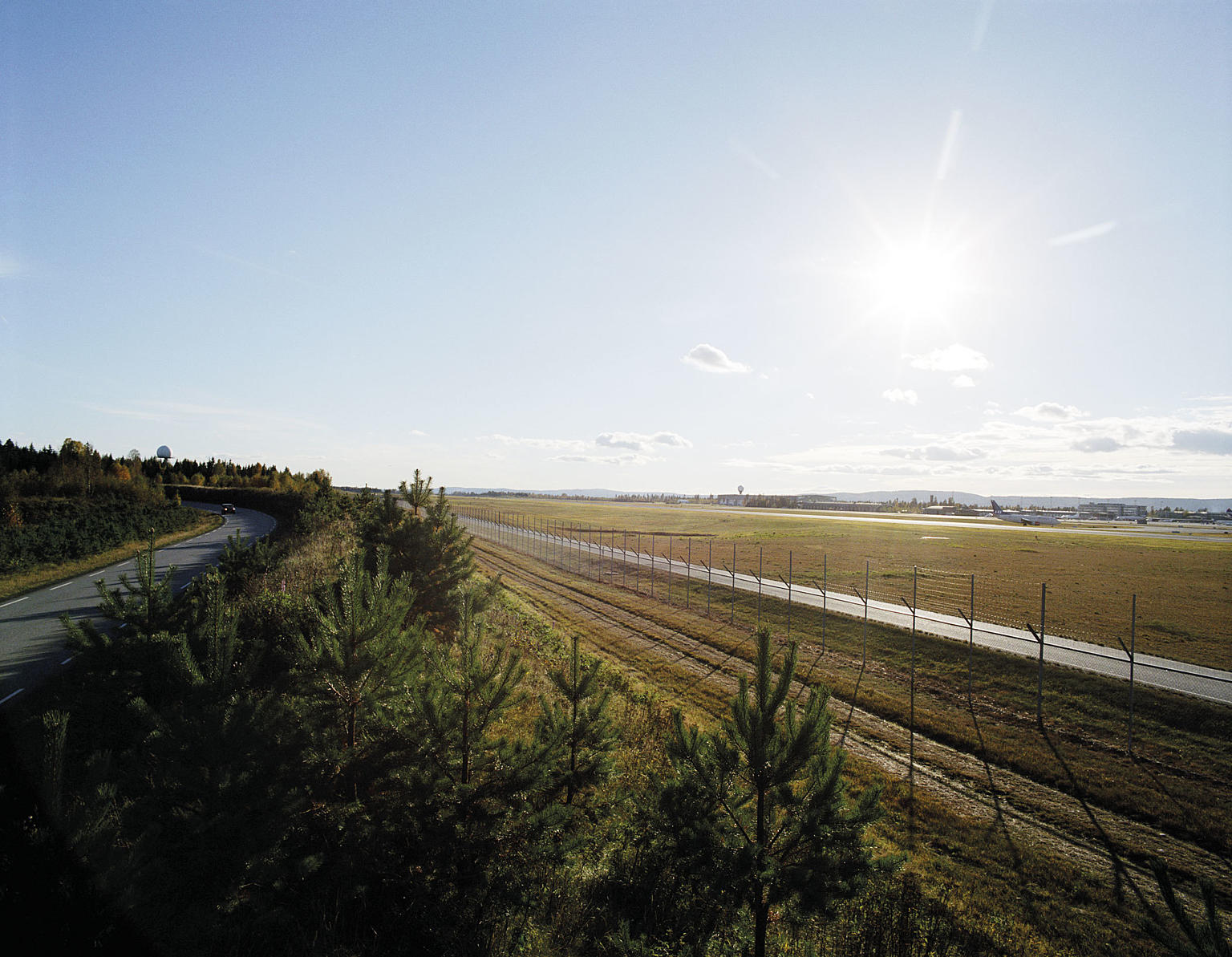 Veien langs rullebanen. Foto: Ivan Brodey