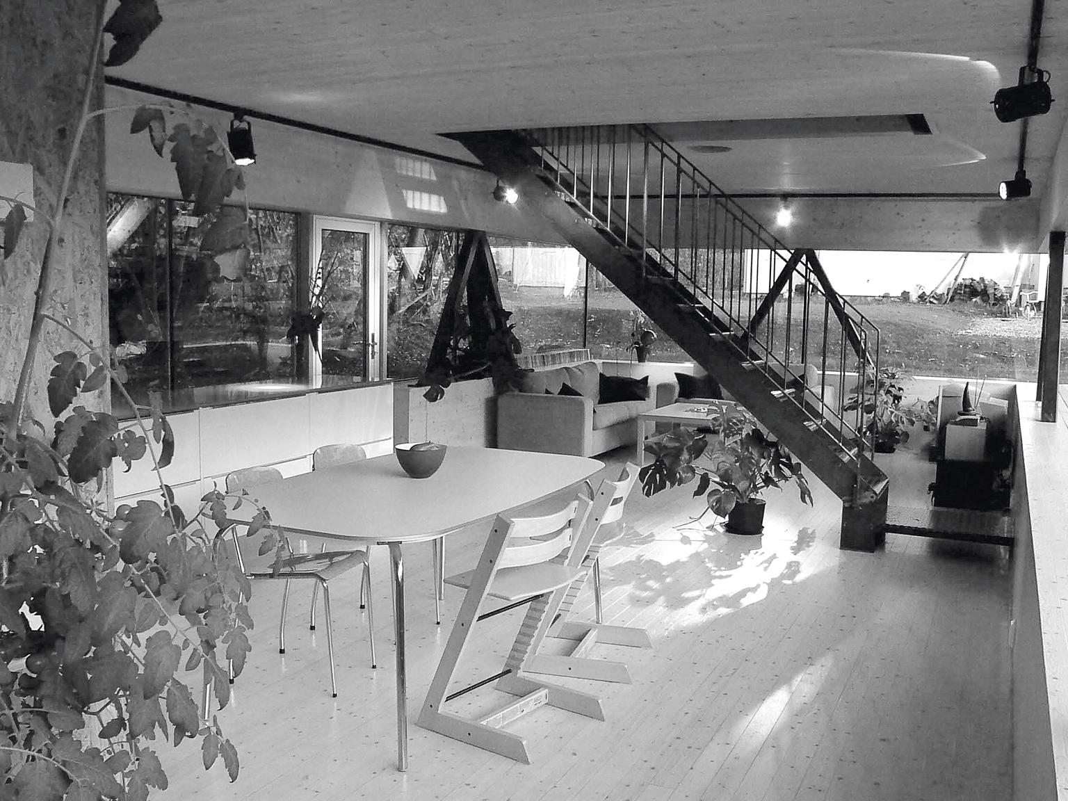 Oppholds- og spiserom i den nedsenkede inngangsetasjen.