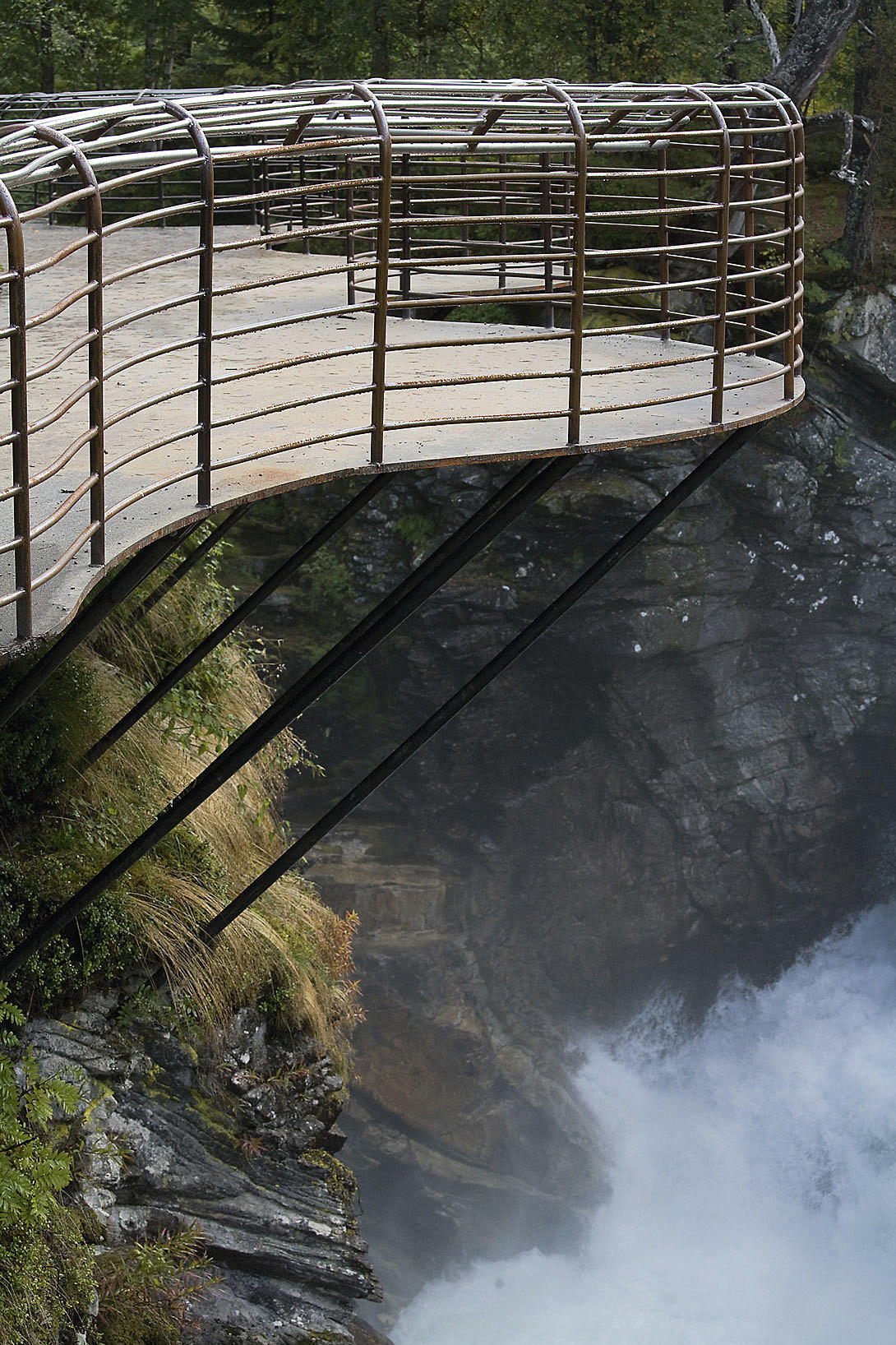 Det krumme rekkverket sikrer mot klatring.